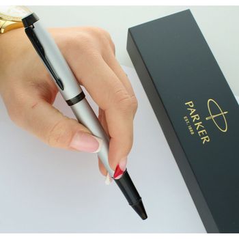 Nowoczesne pióro kulkowe Parker 2127751 Achromatic w matowym srebrze z czarnymi wykończeniami. Idealne na prezent z opcją graweru. Styl i funkcjonalność.6.jpg